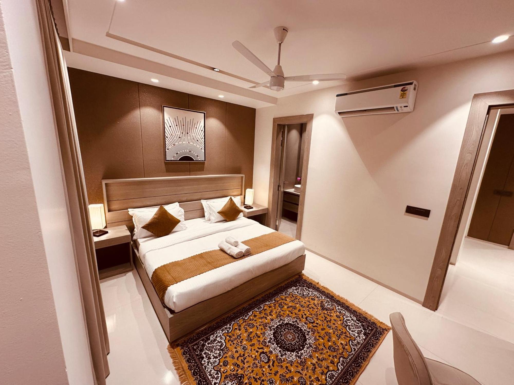 The Lodgers 2 Bhk Serviced Apartment Near Artemis Hospital Sector 57 Gurgaon - Nearest Metro Station Sector 54 Chowk Exterior foto
