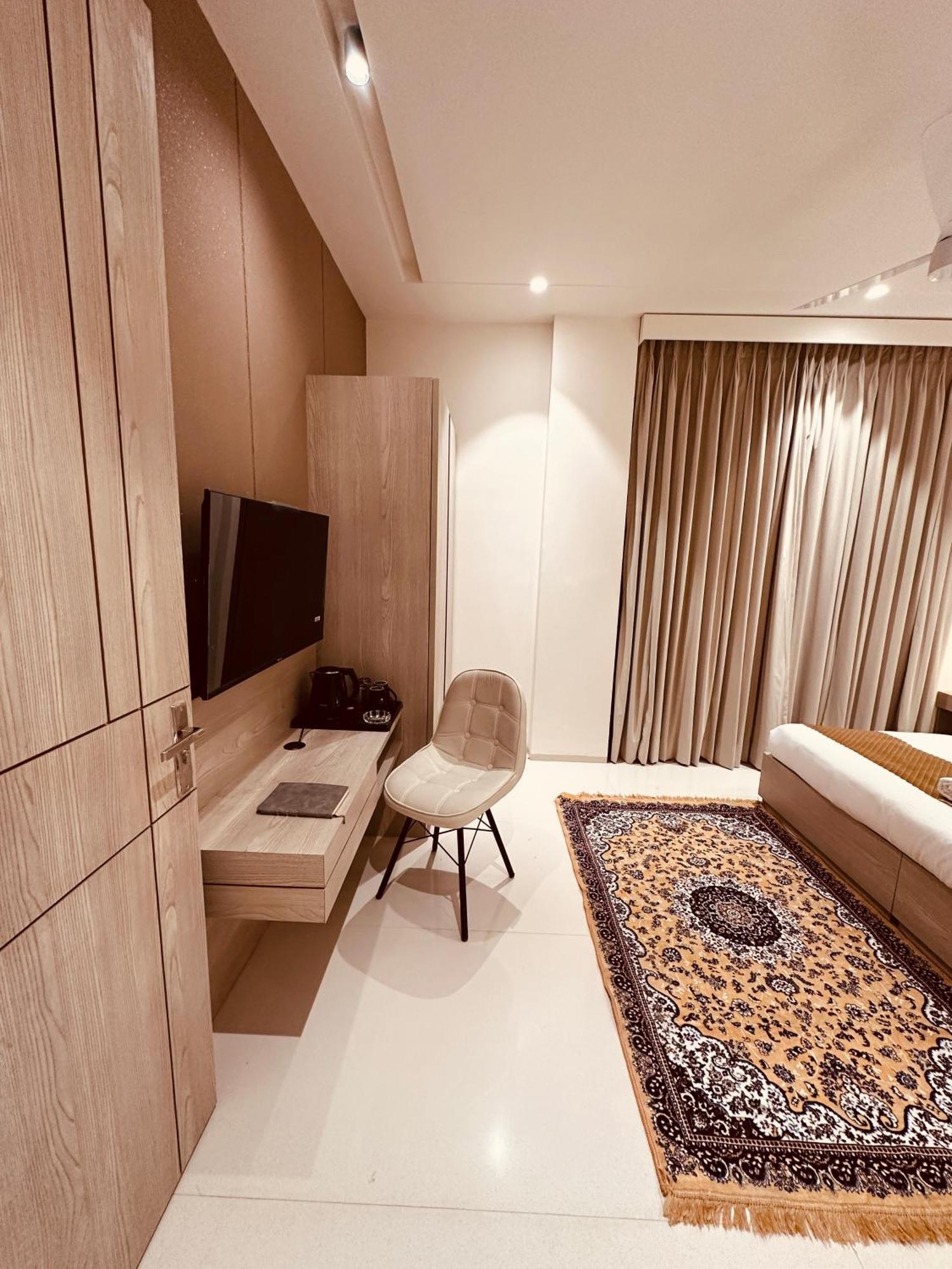 The Lodgers 2 Bhk Serviced Apartment Near Artemis Hospital Sector 57 Gurgaon - Nearest Metro Station Sector 54 Chowk Exterior foto