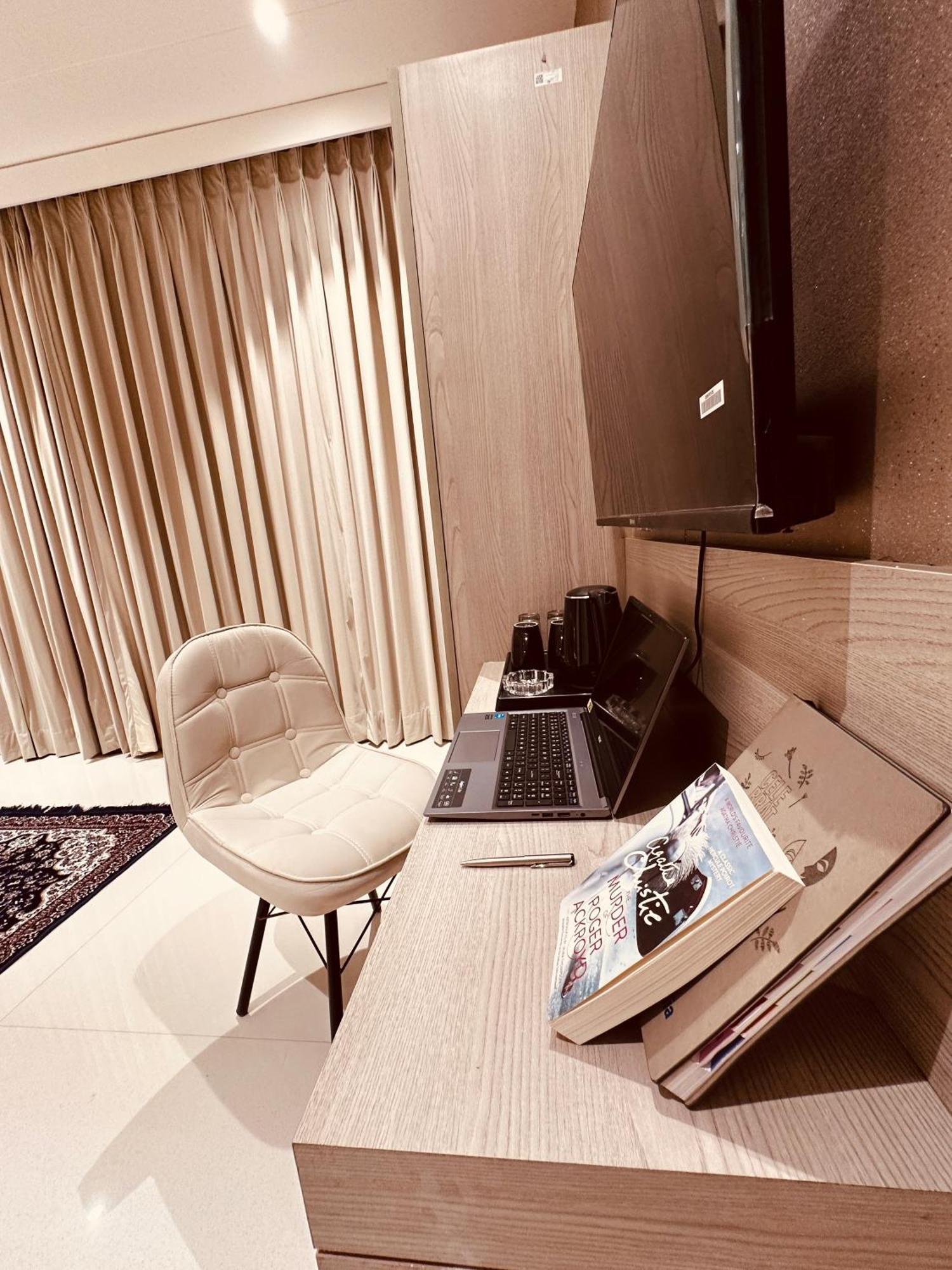 The Lodgers 2 Bhk Serviced Apartment Near Artemis Hospital Sector 57 Gurgaon - Nearest Metro Station Sector 54 Chowk Exterior foto